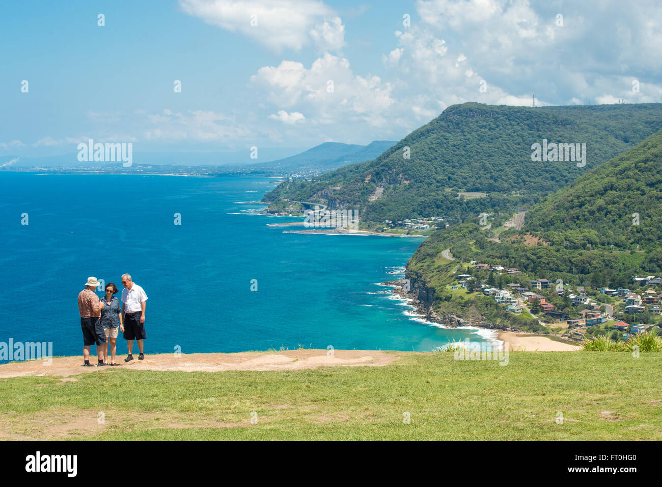Touristen genießen den Blick auf Grand Pacific Drive und die Tasmanische See südlich von Sydney Stockfoto