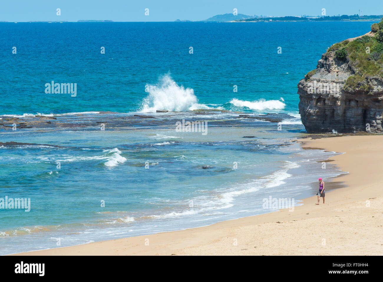 Touristischen Spaziergänge am Strand entlang des Grand Pacific Drive als die Tasmanische See südlich von Sydney in rollt. Stockfoto