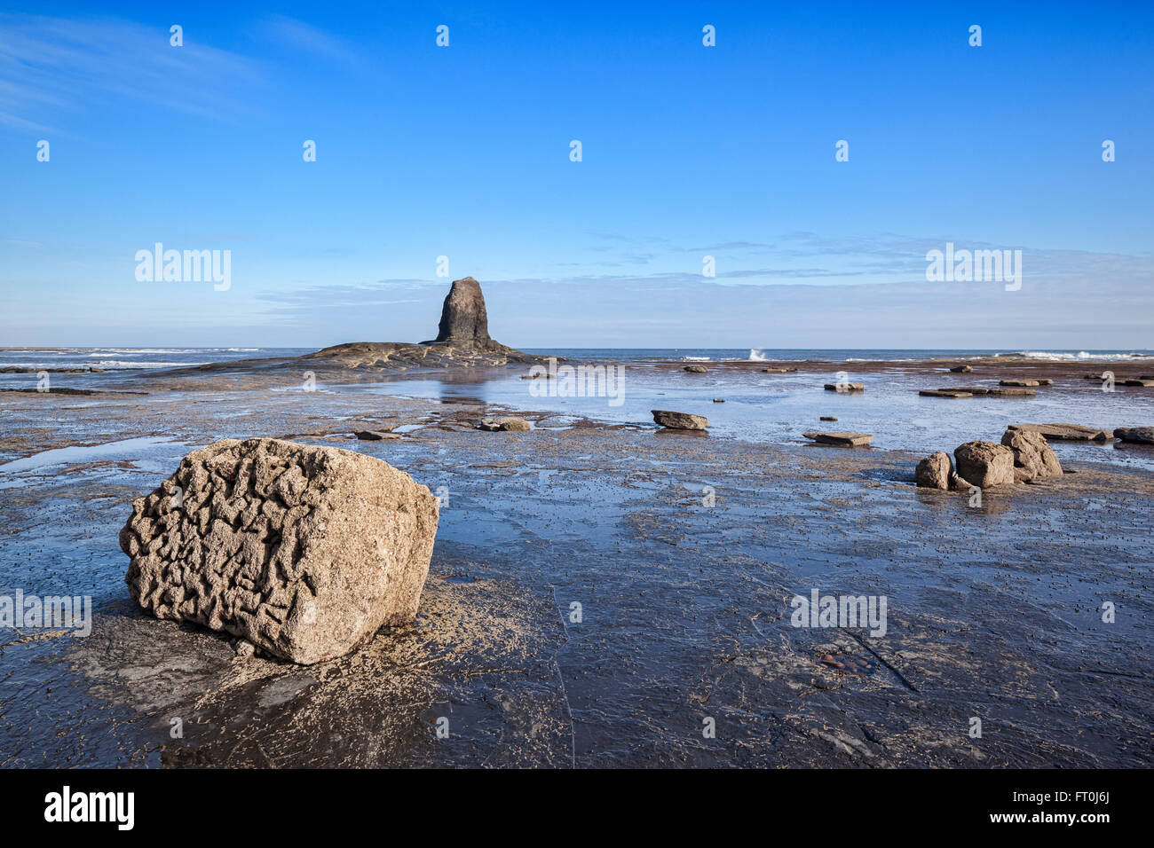 Erodierten Felsen und schwarz Nab auf gegen Bay, North Yorkshire, England, UK Stockfoto