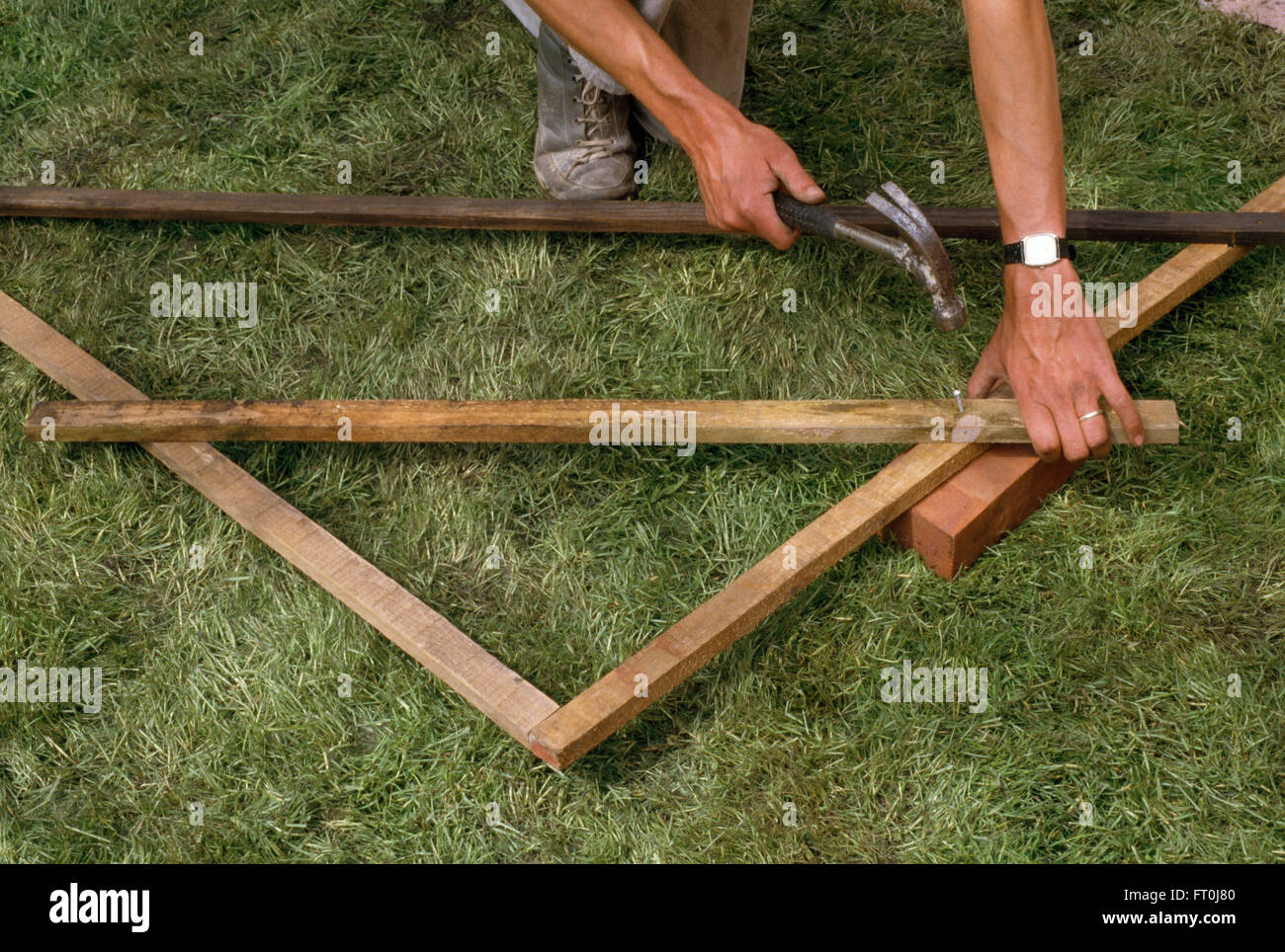 Nahaufnahme der Hände machen einen Holzrahmen Stockfoto