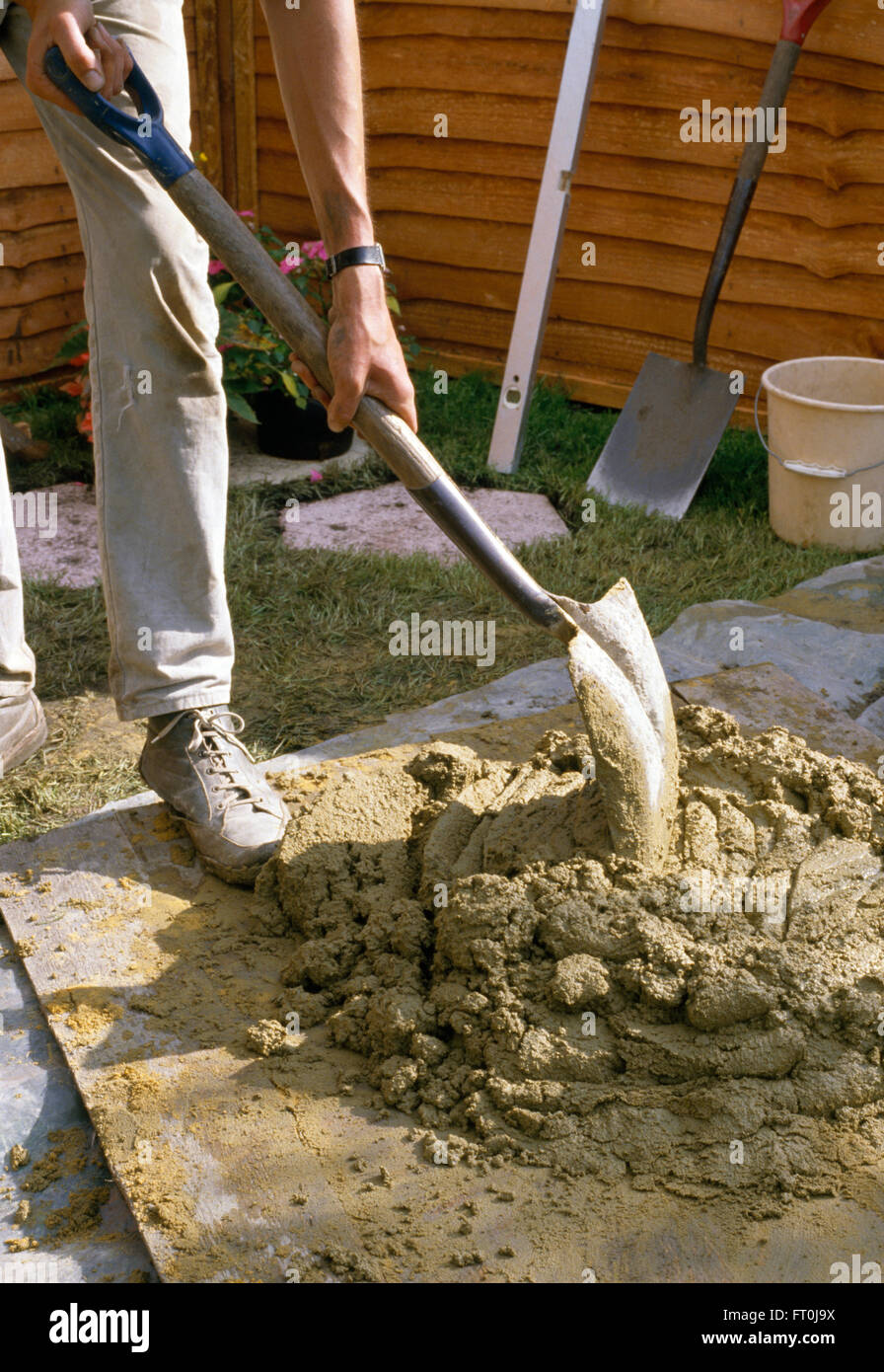 Nahaufnahme eines Mannes Mischen von Zement für nur zur redaktionellen Nutzung Stockfoto