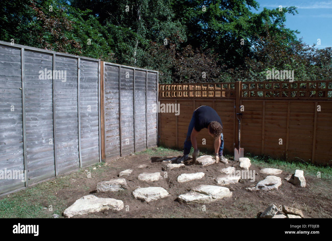 Gärtner, die Positionierung der Felsen in einem neuen Steingarten in einem neuen Garten für nur zur redaktionellen Nutzung Stockfoto