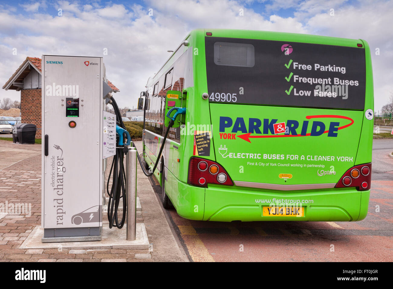 Elektrobus bei Siemens Elektro Fahrzeug schnell-Ladegerät, am York Park und Ride, York, North Yorkshire, England, U aufgeladen werden Stockfoto