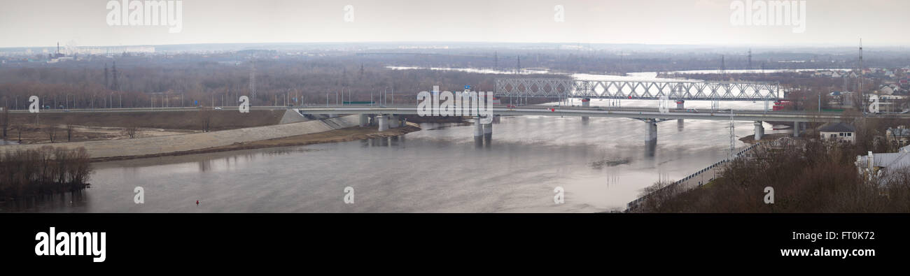 Brücken über den Fluss Sozh in Gomel. Aussichtsturm Stockfoto