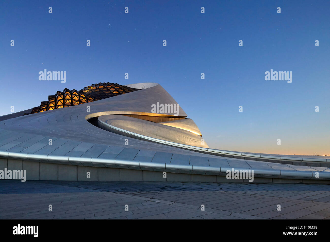 Kurvenreich und gekrümmte äußere Fassade aus Aluminium verkleidet. Oper Harbin, Harbin, China. Architekt: Müller Architekten, 201 Stockfoto