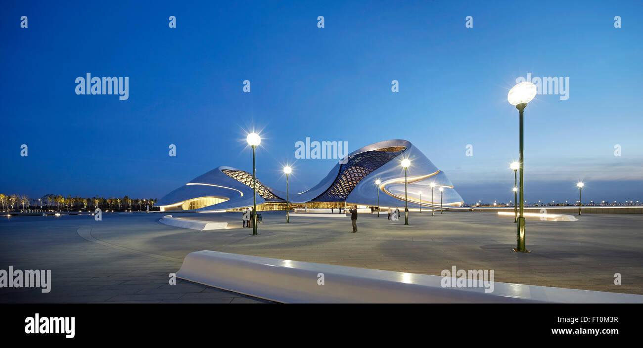 Weiten Blick über die Piazza in der Nacht mit Laternen beleuchtet. Oper Harbin, Harbin, China. Architekt: Müller Architekten, 2015. Stockfoto