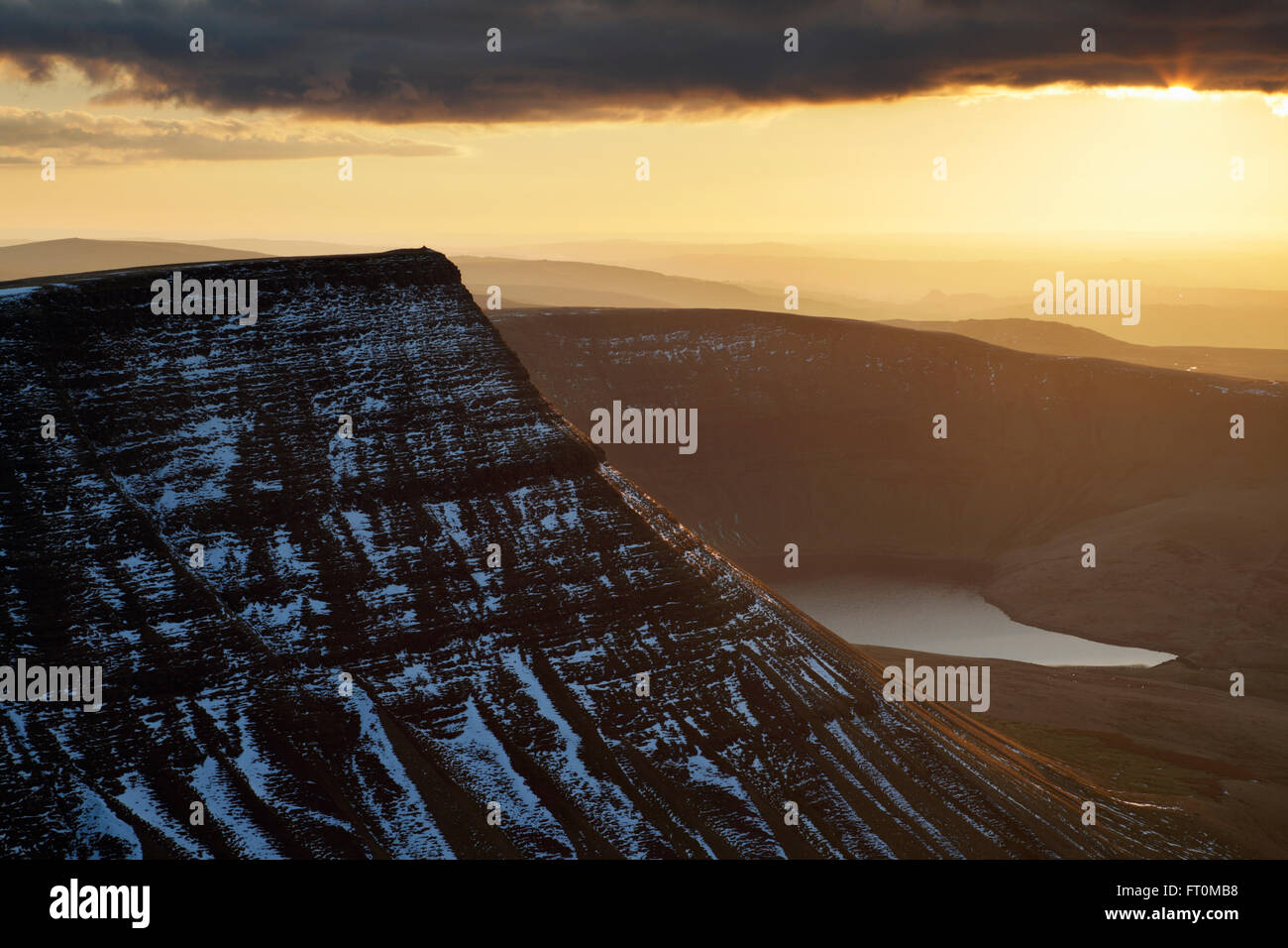 Sonnenuntergang über der Black Mountain. Brecon Beacons National Park. Carmarthenshire. Wales. VEREINIGTES KÖNIGREICH. Stockfoto