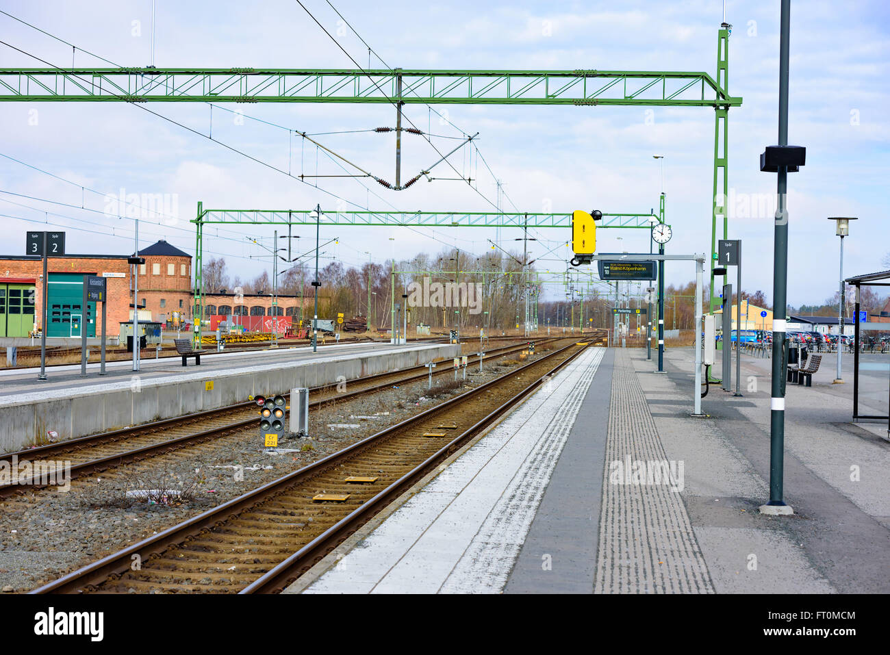 Kristianstad, Schweden - 20. März 2016: Leer und öde Bahnsteig am Bahnhof an einem Sonntagmorgen. Stockfoto