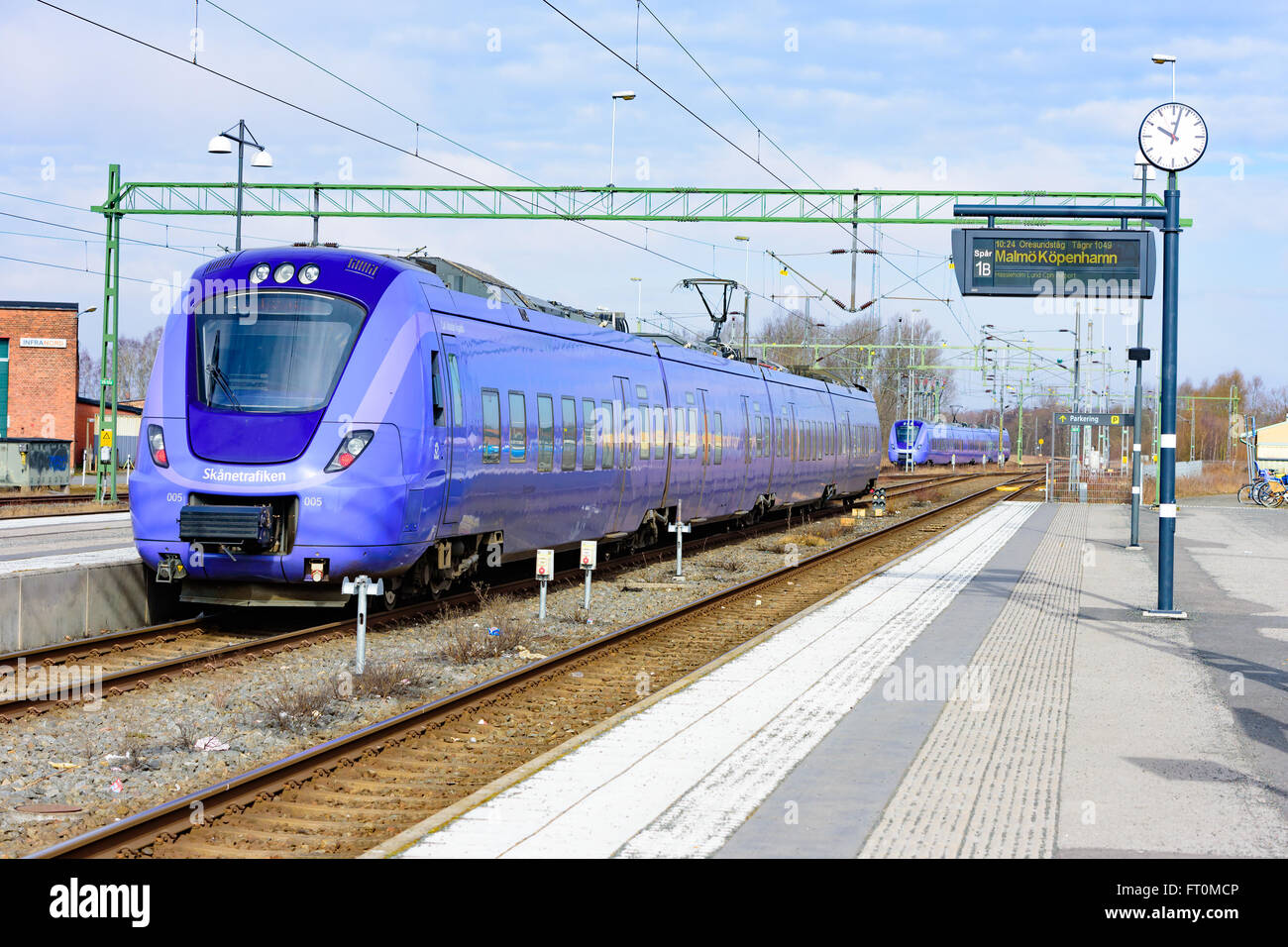 Kristianstad, Schweden - 20. März 2016: Zwei lila Züge von Skanetrafiken ankommen oder abreisen im Bahnhofsbereich in der Stadt-ter Stockfoto