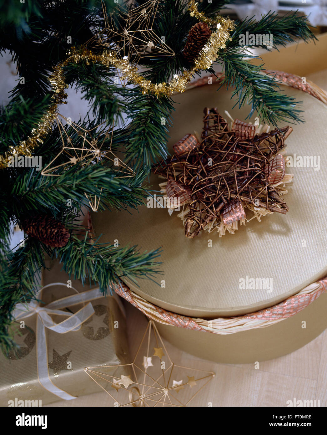 Nahaufnahme von Hand gemacht metallische Sterne Dekorationen auf einen Weihnachtsbaum mit gold Glitter Stockfoto