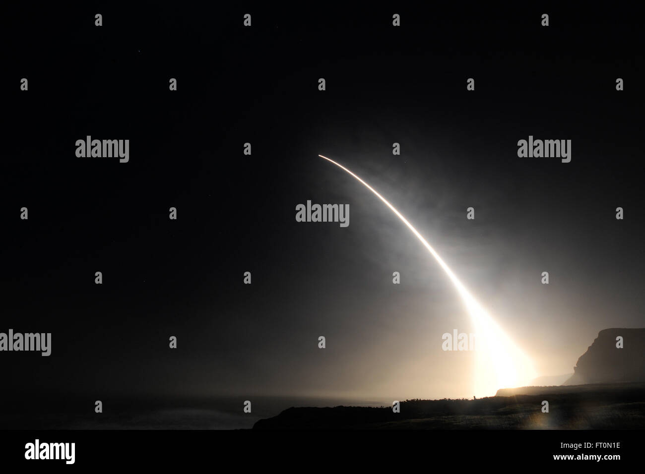 Eine unbewaffnete Interkontinentalrakete Minuteman III startet während einer Funktionsprüfung am 23:34, 20. Februar 2016, Vandenberg Air Force Base, Kalifornien (US Air Force Foto von Michael Peterson/freigegeben) Stockfoto