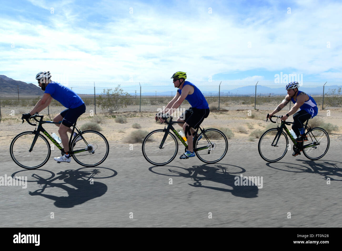 Air Force Studien Radsport Konkurrenten fahren in Richtung Ziellinie während der 2016 Luftwaffe Versuche am Nellis Air Force Base, Nevada, am 27. Febr. Die Air Force-Studien sind eine adaptive Sport-Event zur Förderung der geistige und körperliche Wohlbefinden ernsthaft Verwundete, Kranke und verletzte Militärangehörige und Veteranen. Mehr als 100 verwundet, konkurrieren kranke oder verletzte Soldaten und Soldatinnen vom ganzen Land um einen Platz auf der 2016 Krieger Spiele Team darstellen der Luftwaffe an der US Military Academy in West Point im Juni. (US Air Force Foto von Staff Sgt. DeAndre Curtiss/freigegeben Stockfoto