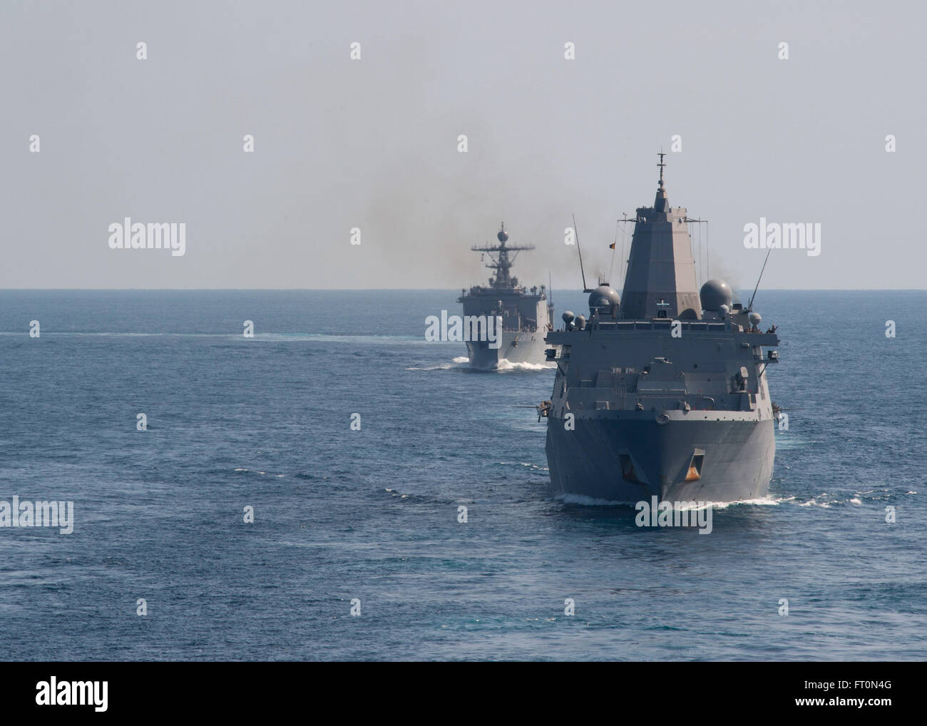 160305-N-KR961-406 Pazifik (5. März 2016) Amphibious Transport Dock Schiff USS New Orleans (LPD-18) und amphibische Dock Landungsschiff USS Harpers Ferry (LSD 49) transit hinter amphibischer Angriff Schiff USS Boxer (LHD-4) bei einer vertikalen Nachschub. Mehr als 4.500 Matrosen und Marinesoldaten aus Boxer amphibische Gruppe bereit, 13. Marine Expeditionary Unit (MEU 13.) Team sind derzeit Transit durch den Pazifischen Ozean in den USA 7. Flotte Einsatzgebiet während einer geplanten Bereitstellung. (Foto: U. S. Navy Mass Communication Specialist 2. Klasse Debra Daco/freigegeben) Stockfoto