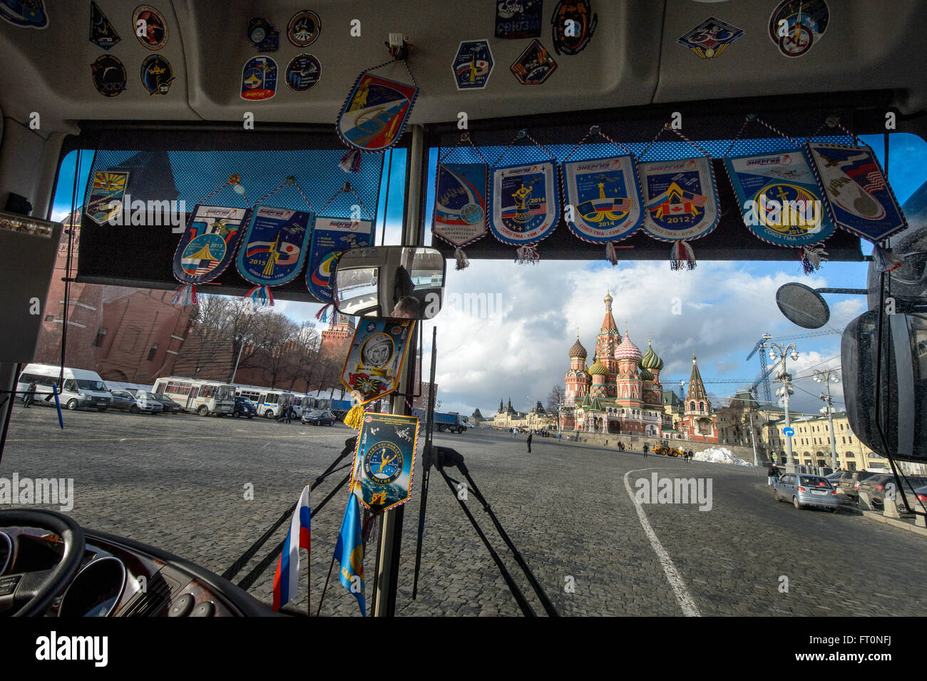 Eine Ansicht der Basilius Kathedrale auf dem Roten Platz ist durch die Frontscheibe des Busses Expedition 47 Besatzungsmitglieder tragen sehen: NASA-Astronaut Jeff Williams, russische Kosmonauten Alexei Ovchinin und Oleg Skripochka von Roskosmos, als die Crew kommt nach Rosen am Standort legen wo russischen Ikonen im Rahmen der traditionellen Zeremonien vor dem Start Freitag, 26. Februar beigesetzt sind , 2016, Moskau, Russland. Bildnachweis: (NASA/Bill Ingalls) Stockfoto