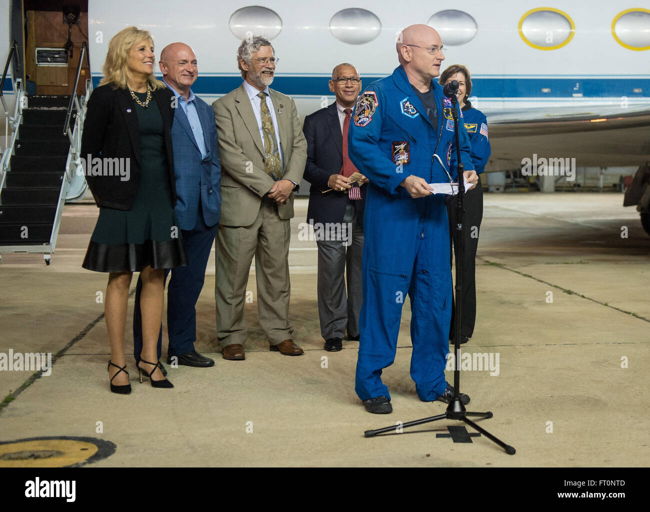 Dr. Jill Biden, Ehefrau von Vizepräsident Joe Biden, links, Mark Kelly, ehemaliger US-amerikanischer Astronaut und Scott Kelly eineiiger Zwilling, zweite von links, Dr. John Holdren, Direktor des White House Office of Science and Technology Policy, dritte von links, NASA-Administrator Charles Bolden, Dritter von rechts, und Ellen Ochoa, Direktor der NASA Johnson Space Center, beobachten Sie, wie Expedition 46 Kommandant Scott Kelly von der NASA im Ellington Field spricht , Donnerstag, 3. März 2016 in Houston, Texas nach seiner Rückkehr auf die Erde. Kelly und Flugingenieure Mikhail Kornienko und Sergey Volkov Roscosmos landete in ihren Soyu Stockfoto