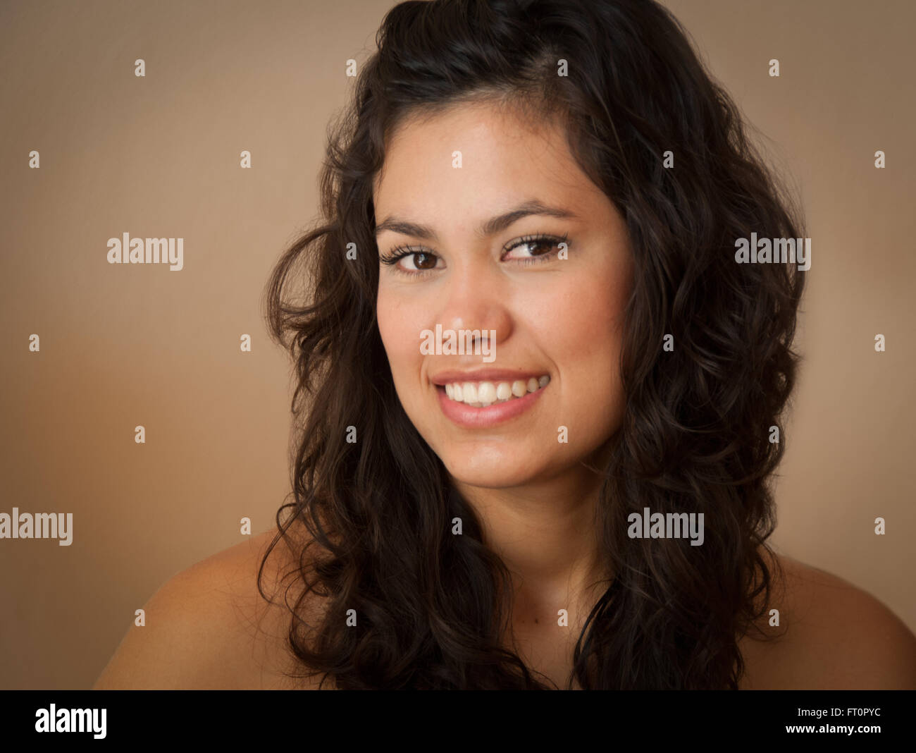Porträt von lächelnden jungen Hispanic Frau - Puerto Vallarta, Mexiko #613PV Stockfoto