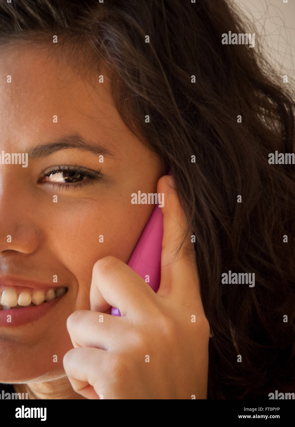 Lächelnde junge Hispanic Frau mit Handy - Puerto Vallarta, Mexiko #613PV Stockfoto