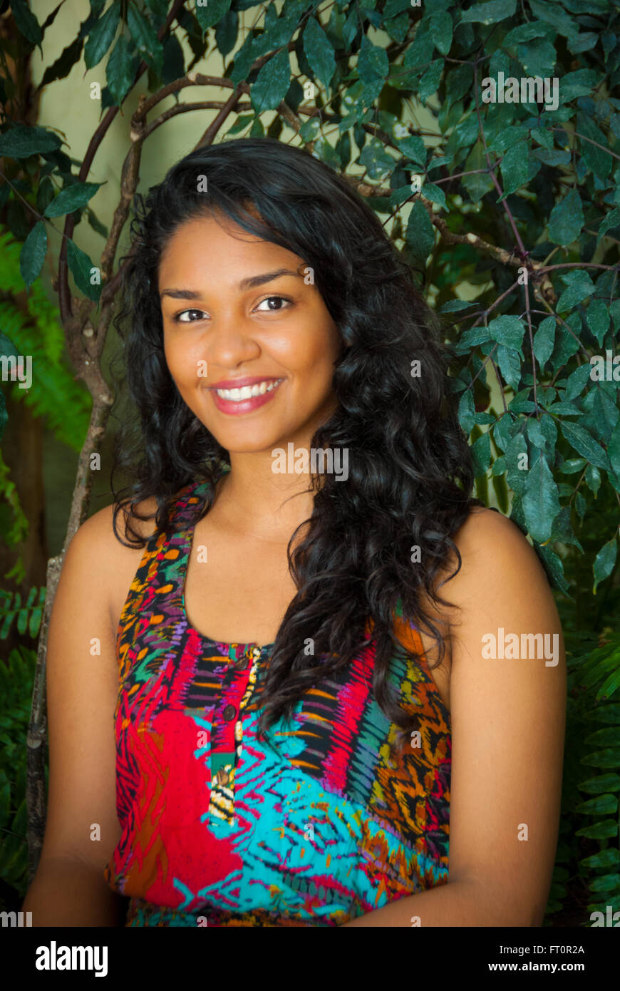 Porträt von lächelnden jungen Hispanic Frau - Puerto Vallarta, Mexiko #613PV Stockfoto