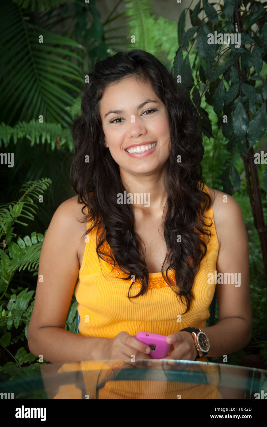 Lächelnde junge Hispanic Frau mit Handy - Puerto Vallarta, Mexiko #613PV Stockfoto