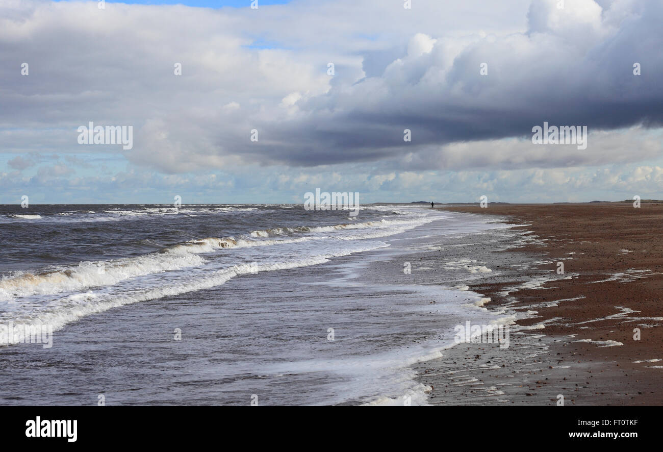 Der Strand von Dornweiler an der Küste von Norfolk mit einer entfernten Figur. Stockfoto