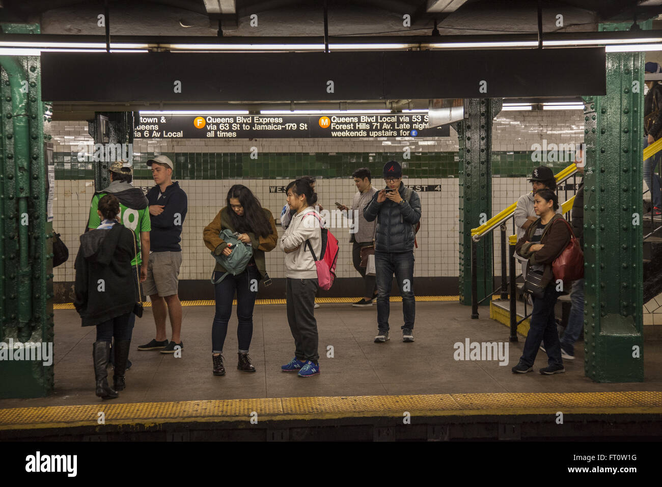 Fahrer warten für einen u-Bahn-Zug am Bahnhof in Greenwich Village, New York City West 4th St.. Stockfoto
