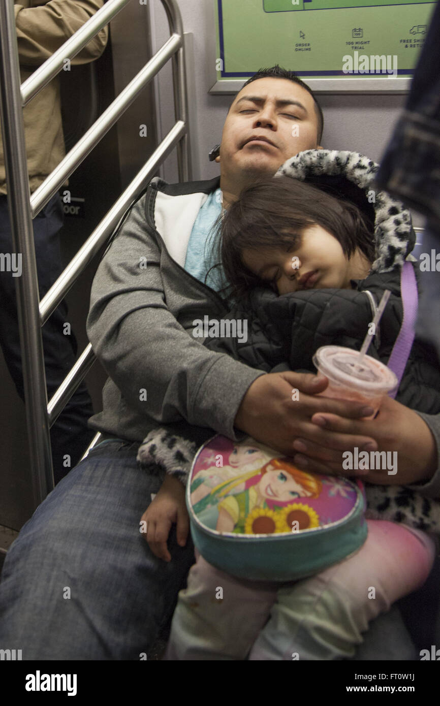 Müden Vater und Tochter nehmen ein Nickerchen in einer New Yorker u-Bahn. Stockfoto