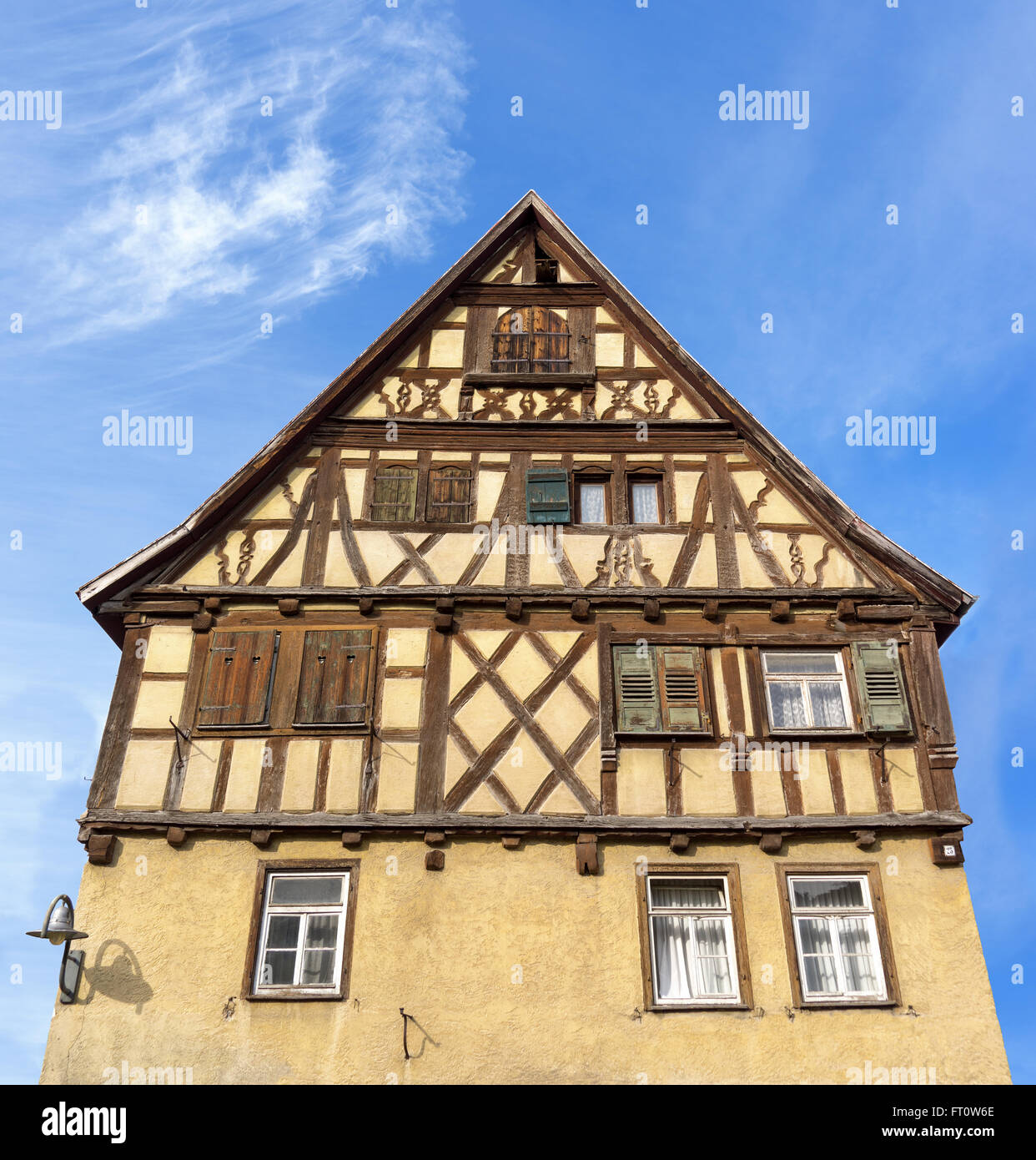 Alte braune Fachwerkhaus vor blauem Himmel Stockfoto