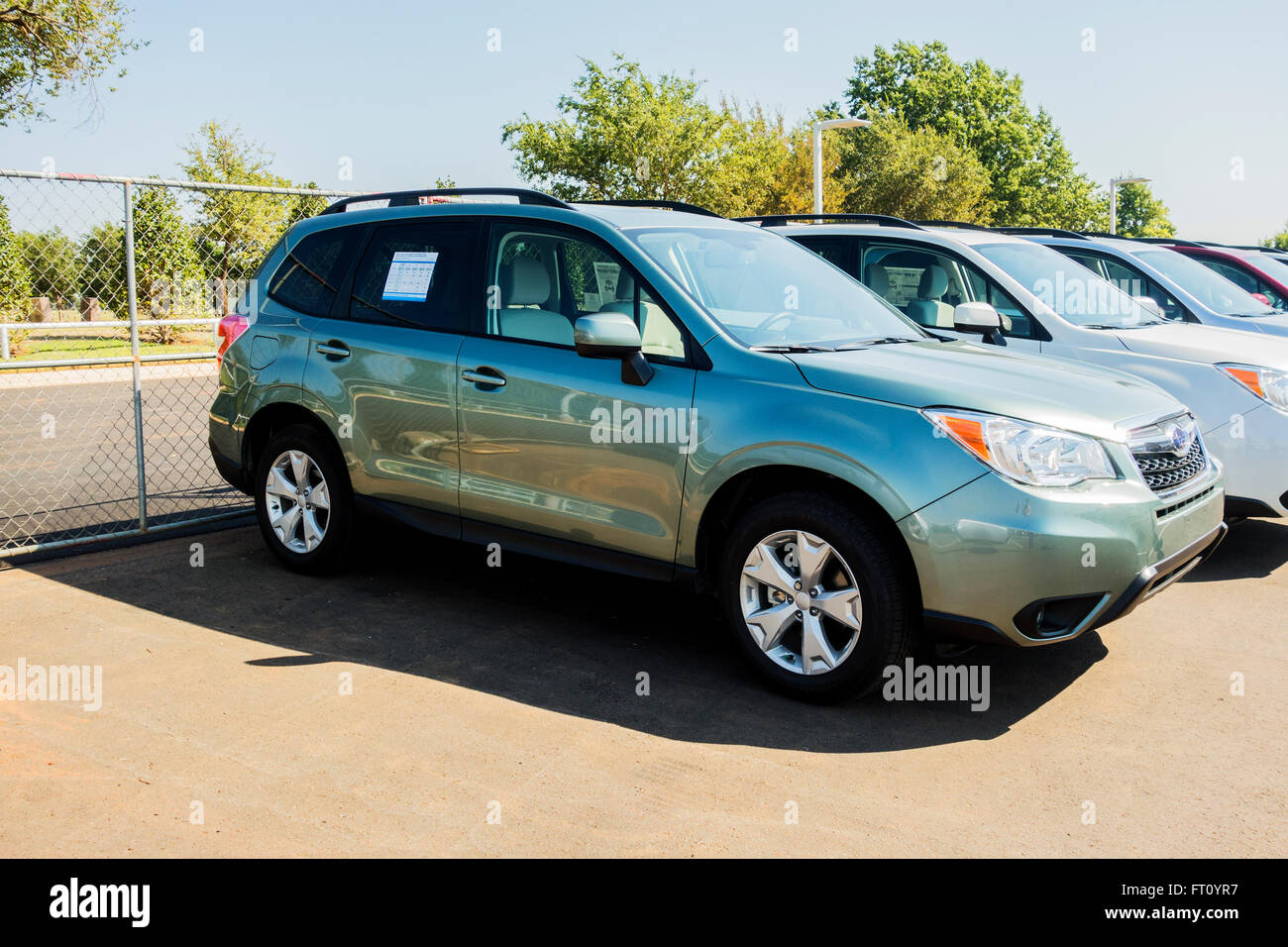 2016 neue Autos zum Verkauf zu einem Autohaus in Edmond, Oklahoma, USA. Stockfoto