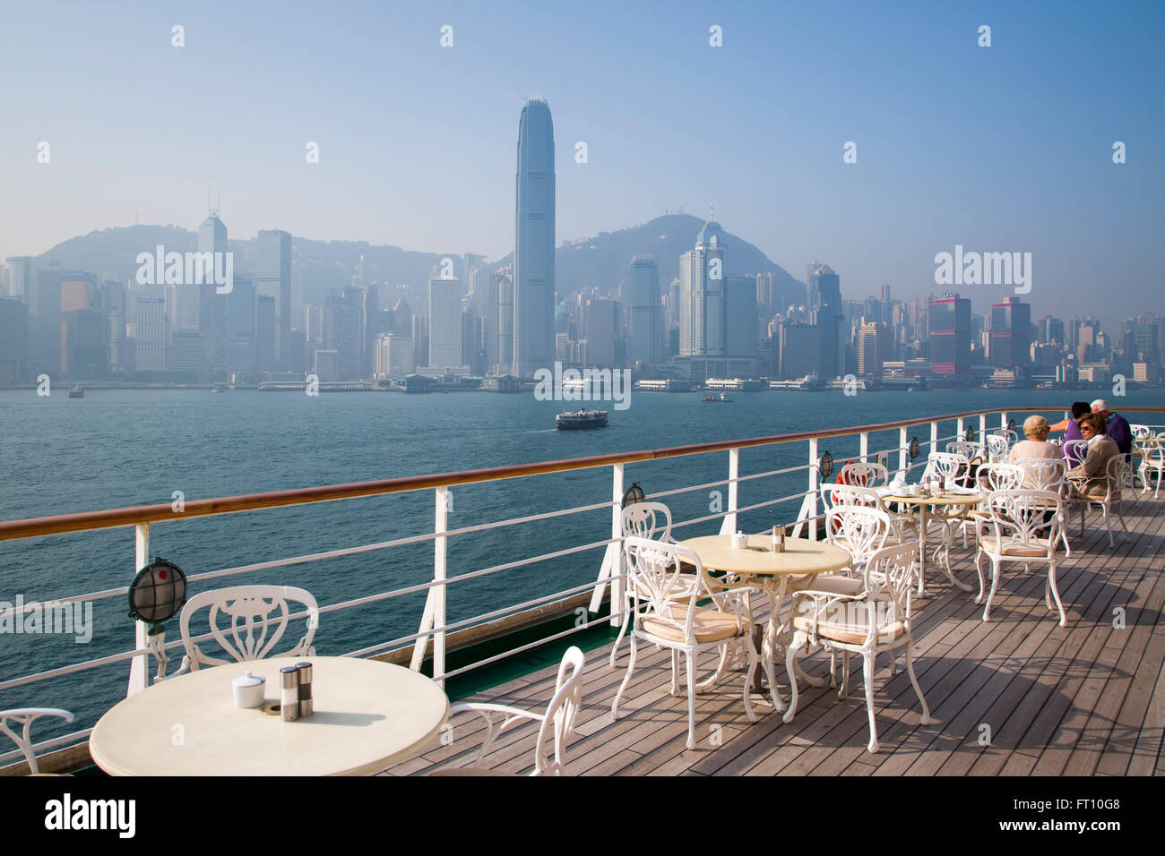 Deck des Kreuzfahrtschiffes MS Deutschland, Reederei Peter Deilmann mit Skyline durch den Hafen von Hong Kong, Tsim Sha Tsui, Kowloon, Hong Kong Stockfoto