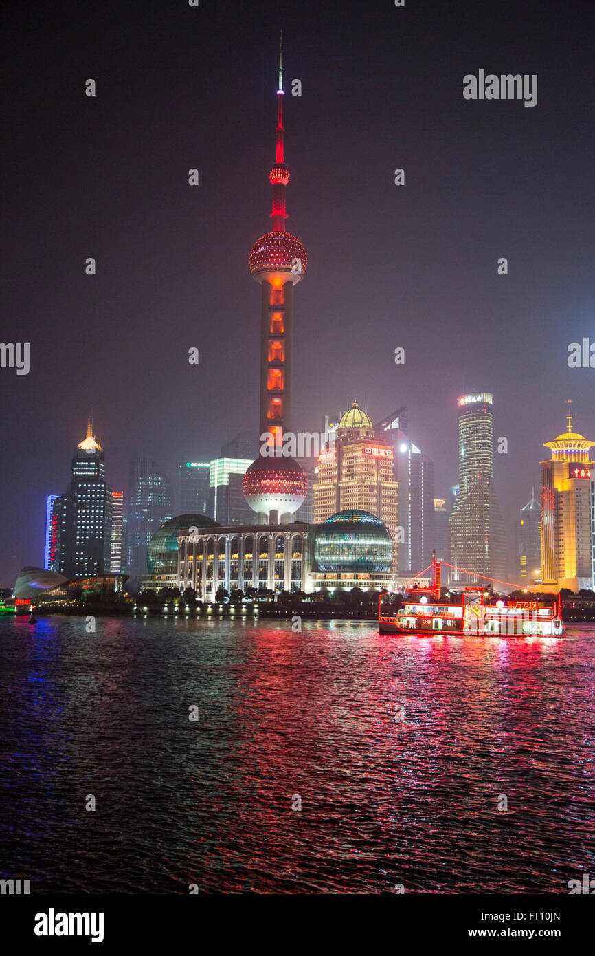 Huangpu-Fluss mit Oriental Pearl Tower und Pudong Skyline bei Nacht, Shanghai, China Stockfoto