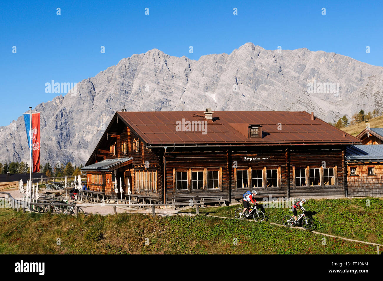 Mountainbiker vorbei Gotzenalm, mount Feuerpalven, Berchtesgadener Land, Oberbayern, Deutschland Stockfoto