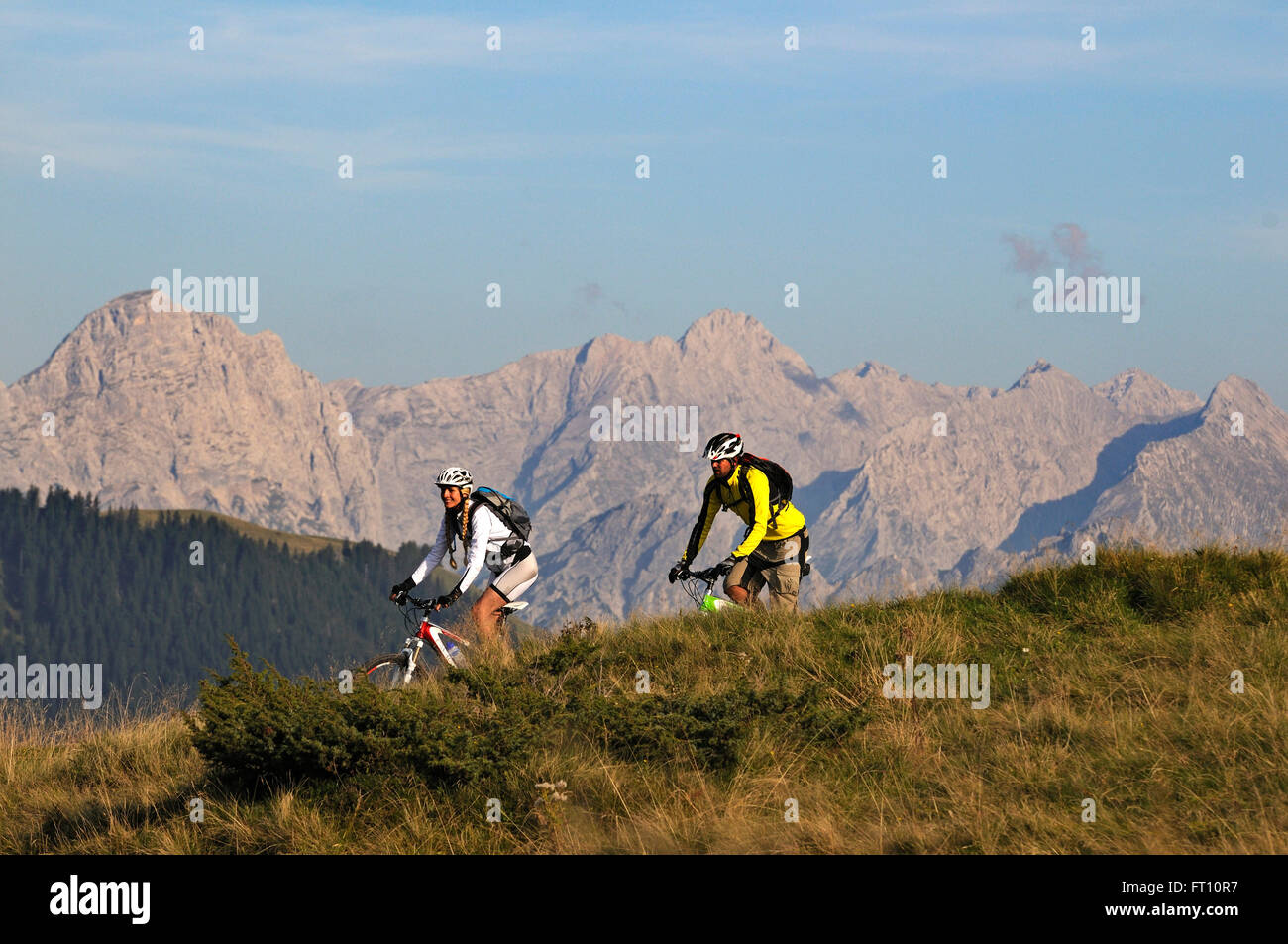 Mountainbiker vorbei Winklmoosalm, Berchtesgadener Alpen im Hintergrund, Chiemgau, Oberbayern, Deutschland Stockfoto
