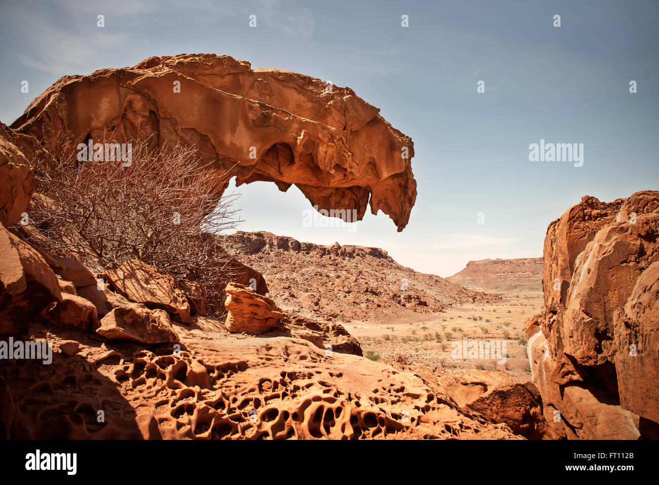 Löwen Mund Felsformation und die umliegende Landschaft, Twyfelfontein, Damaraland, Namibia, Afrika, UNESCO-Weltkulturerbe Stockfoto