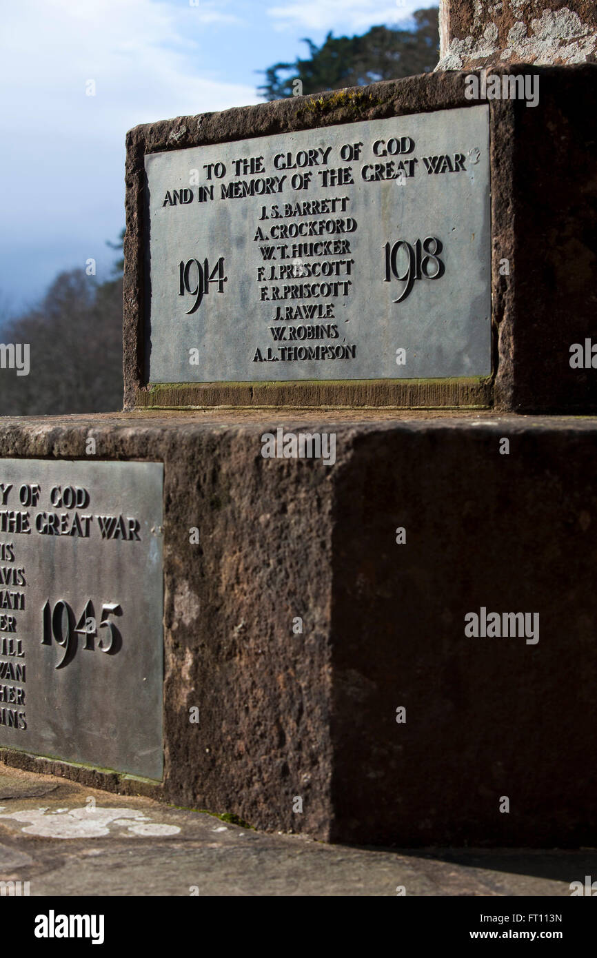 Ein Dorf Kriegerdenkmal zum Gedenken an die gefallenen Soldaten des ersten und zweiten Weltkrieg. Stockfoto