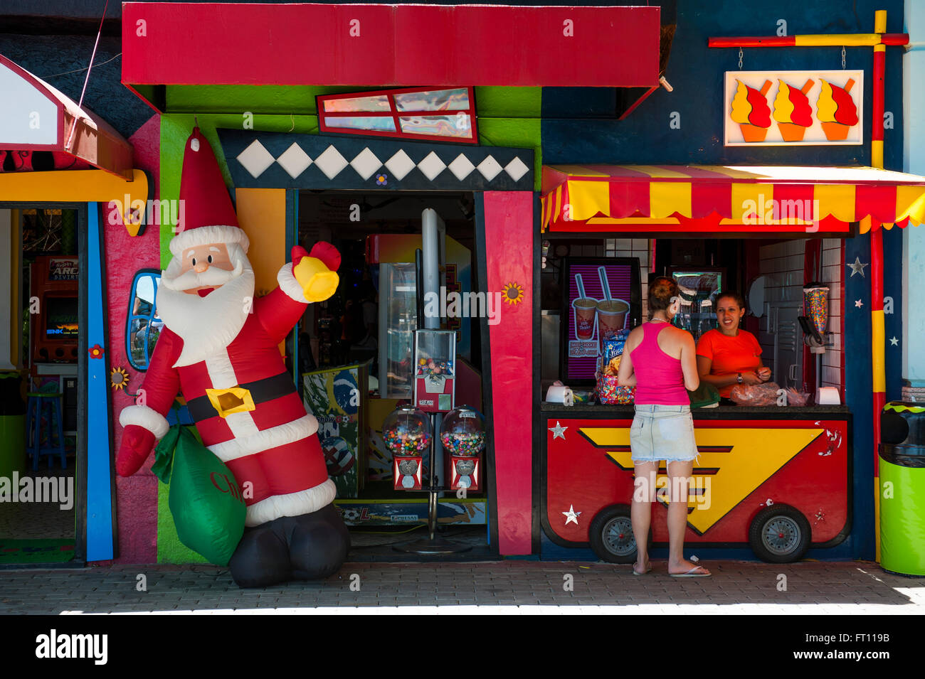 Snack stand mit aufblasbaren Weihnachtsmann, Ilhabela, Sao Paulo, Brasilien Stockfoto