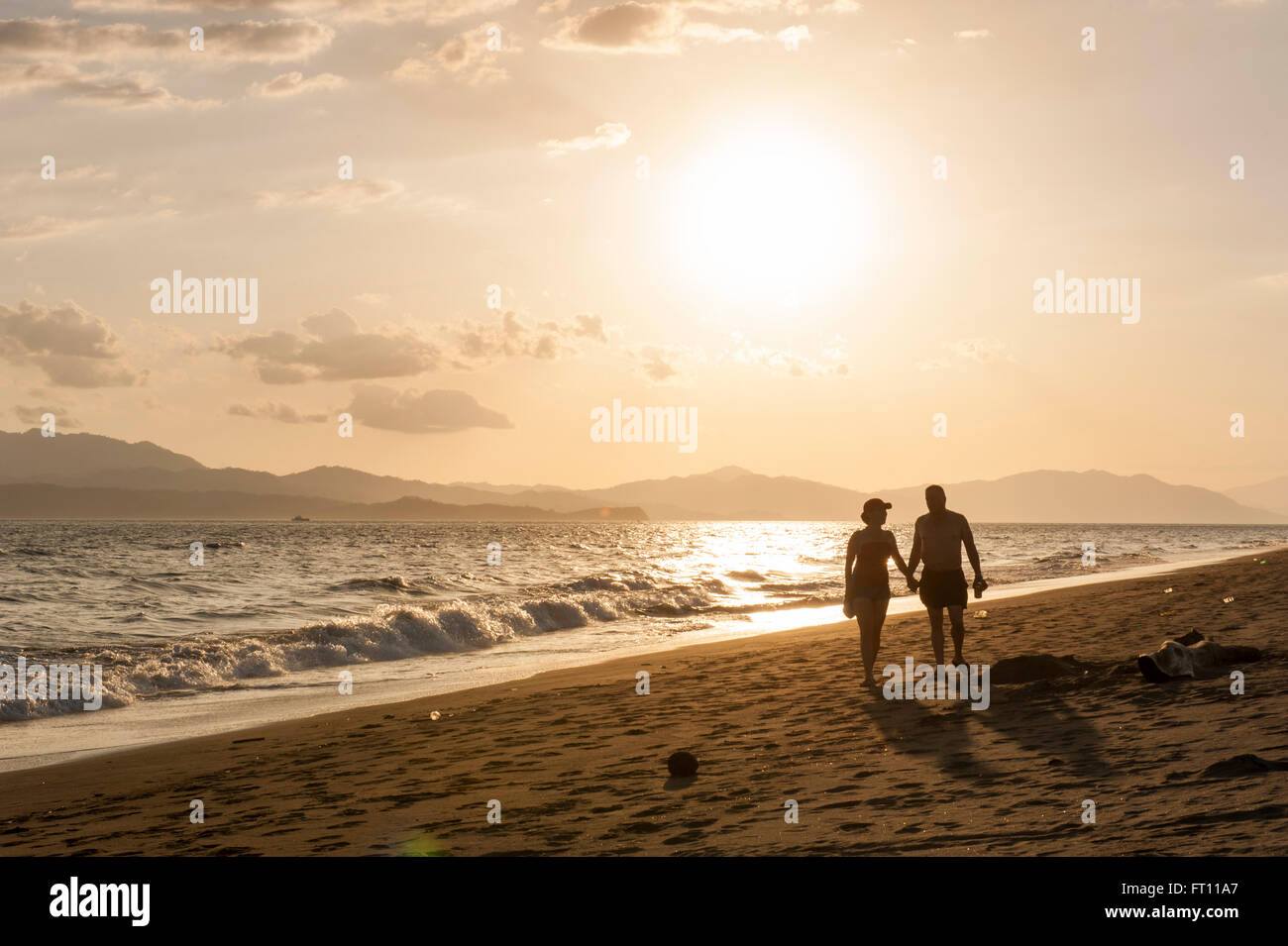 Paar Strand entlang, Puntarenas, Puntarenas, Costa Rica Stockfoto Paar Strand entlang, Puntarenas, Puntarenas, Costa Rica Stockfoto