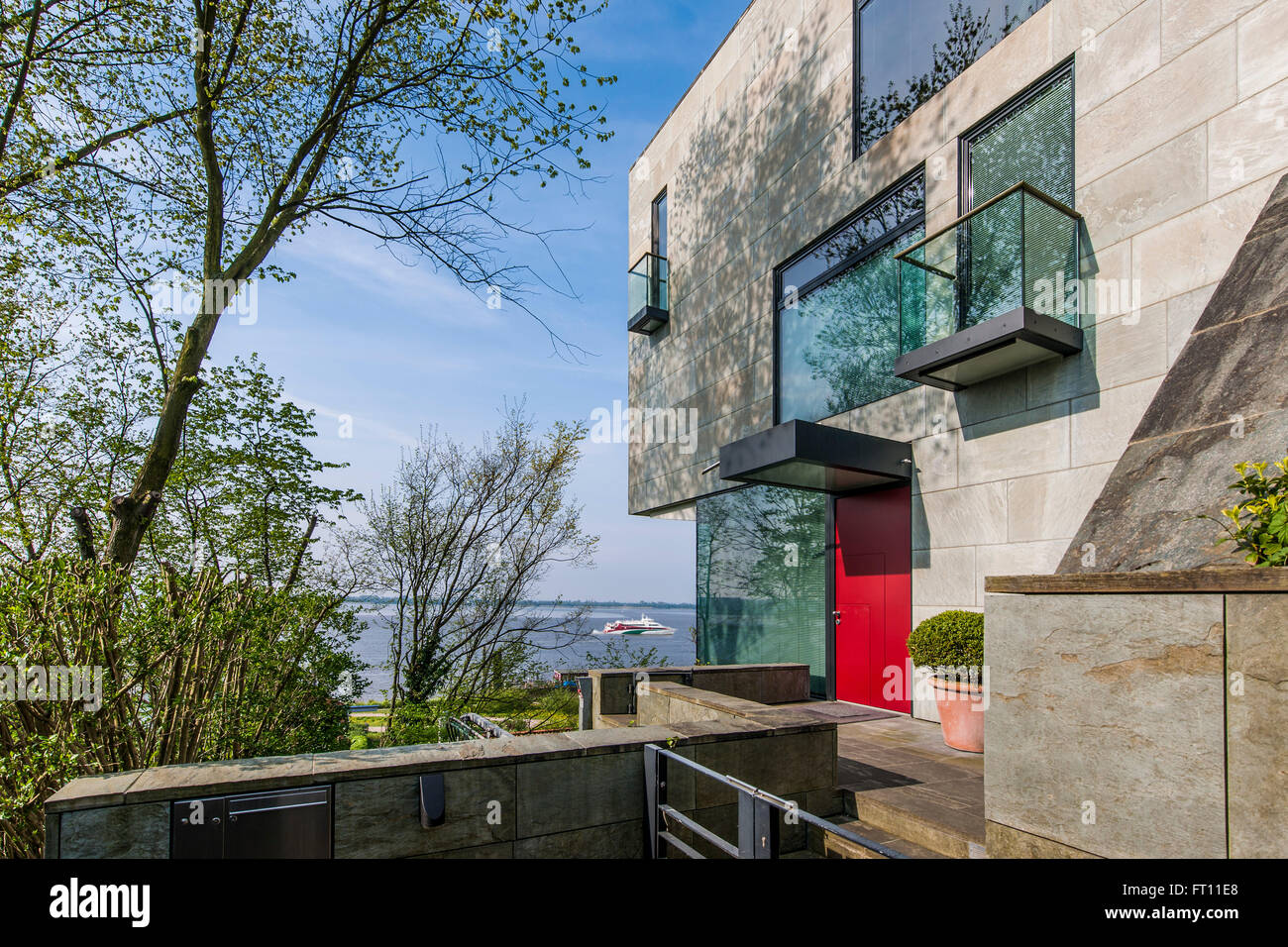 Modernes Haus Mit Blick Auf Die Elbe Im Treppenviertel Blankenese