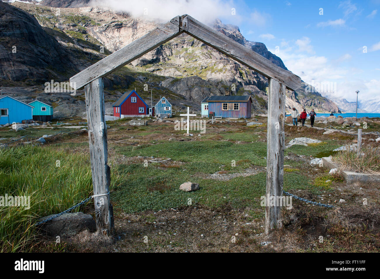 Kreuz und hölzerne Häuser, Augpilagtoq, Prinz Christian Sund, Kitaa, Grönland Stockfoto