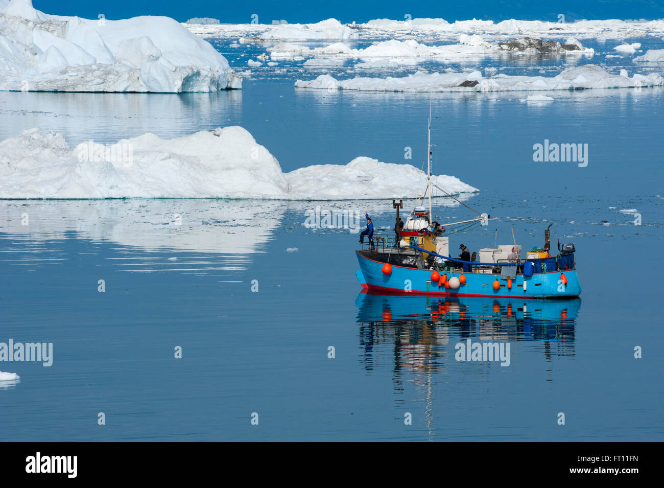 Angelboot/Fischerboot zwischen Eisberge und Eisschollen, Ilulissat Kangerlua Eisfjord, Ilulissat, Qaasuitsup, Grönland Stockfoto