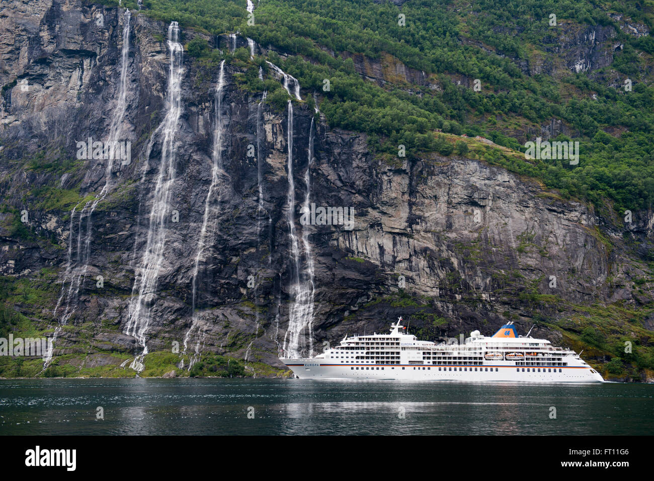 Kreuzfahrtschiff vorbei an sieben Schwestern Wasserfälle, Geirangerfjord, mehr Og Romsdal, Norwegen Stockfoto