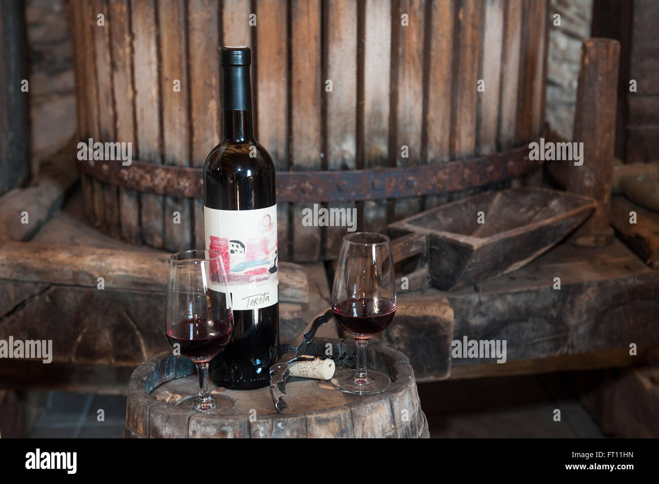 Flasche Wein und zwei Gläser auf ein Fass, Korcula, Dubrovnik-Neretva, Kroatien Stockfoto