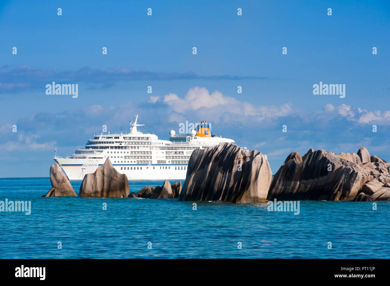 Kreuzfahrtschiff liegen in den Straßen, La Digue Island, Seychellen Stockfoto