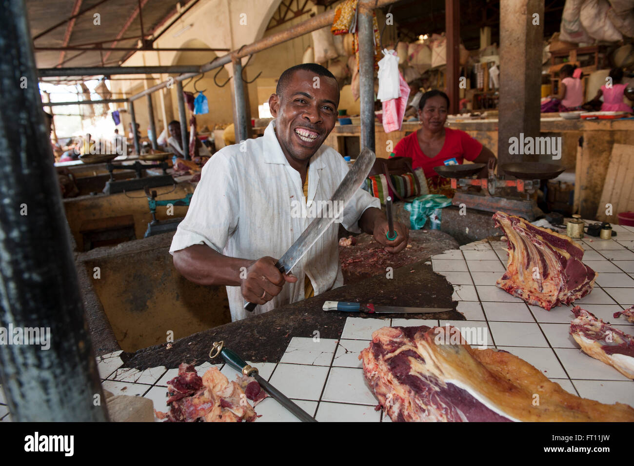 Metzger Schärfen eines Messers auf einem Markt stehen, Nosy Be, Madagaskar Stockfoto