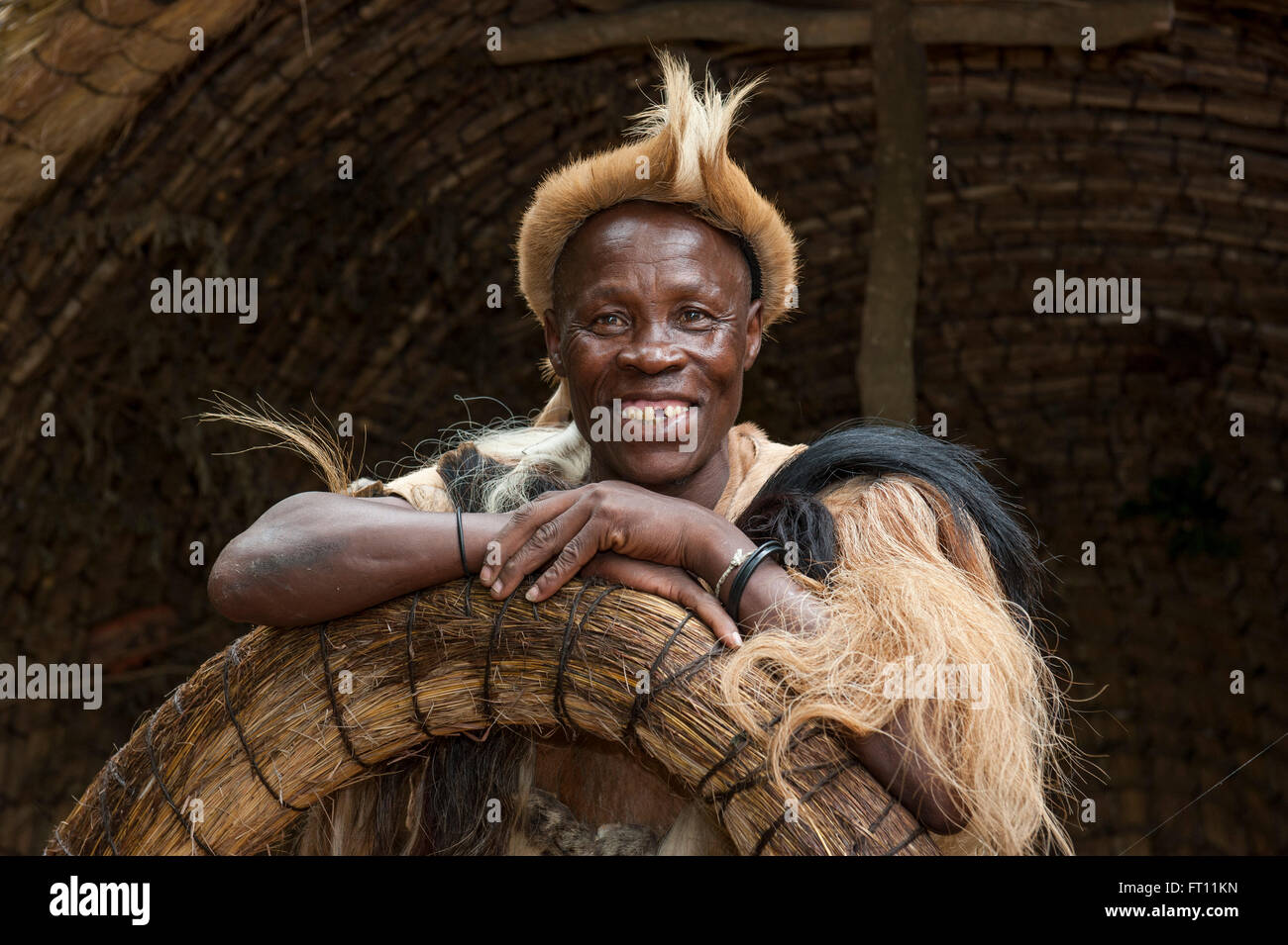 Zulu Mann Medizin Mann lächelnd in die Kamera, in der Nähe von Richards Bay, KwaZulu-Natal, Südafrika, Afrika Stockfoto