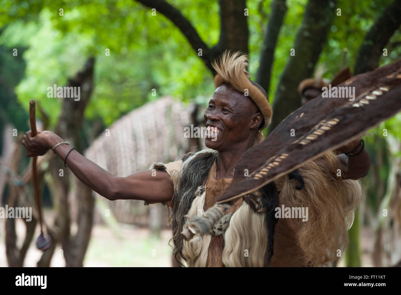Mann in einem Zulu-Dorf, in der Nähe von Richards Bay, KwaZulu-Natal, Südafrika Stockfoto