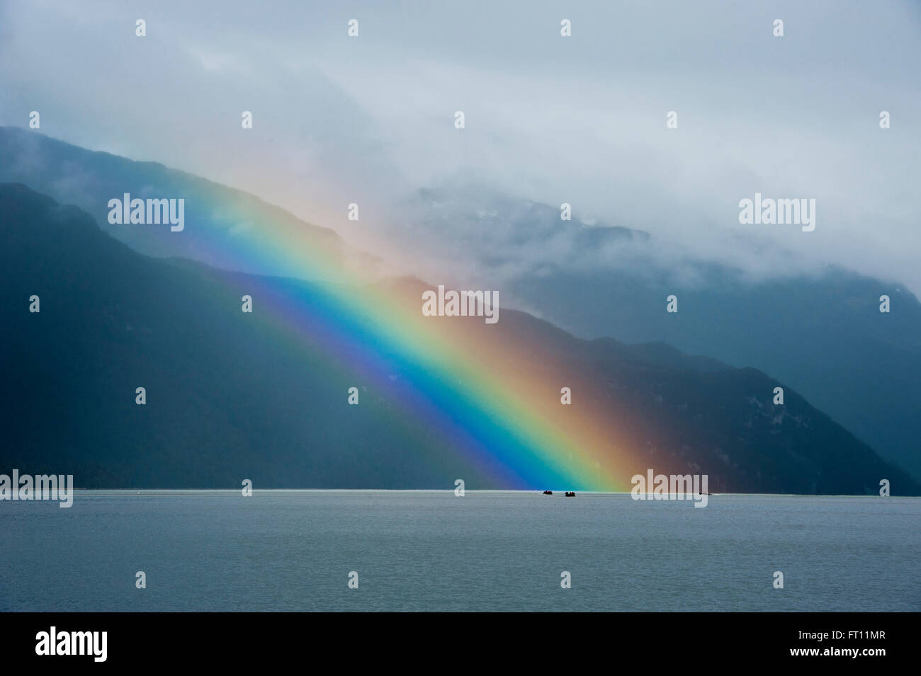 Regenbogen über dem Ozean, Magallanes y la Antartica Chilena Region Patagonien, Chile Stockfoto