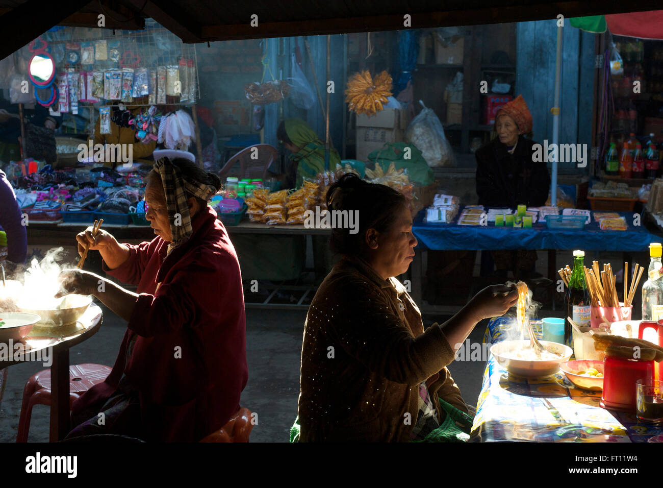 Frauen Essen Nudelsuppe auf dem Markt in Kyaing Tong, Kentung, Shan State in Myanmar Burma Stockfoto