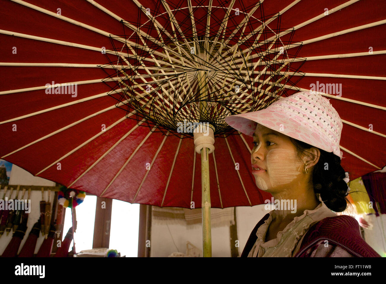 Frau mit einer handgefertigten Regenschirm, Pindaya, Shan State in Myanmar Burma Stockfoto