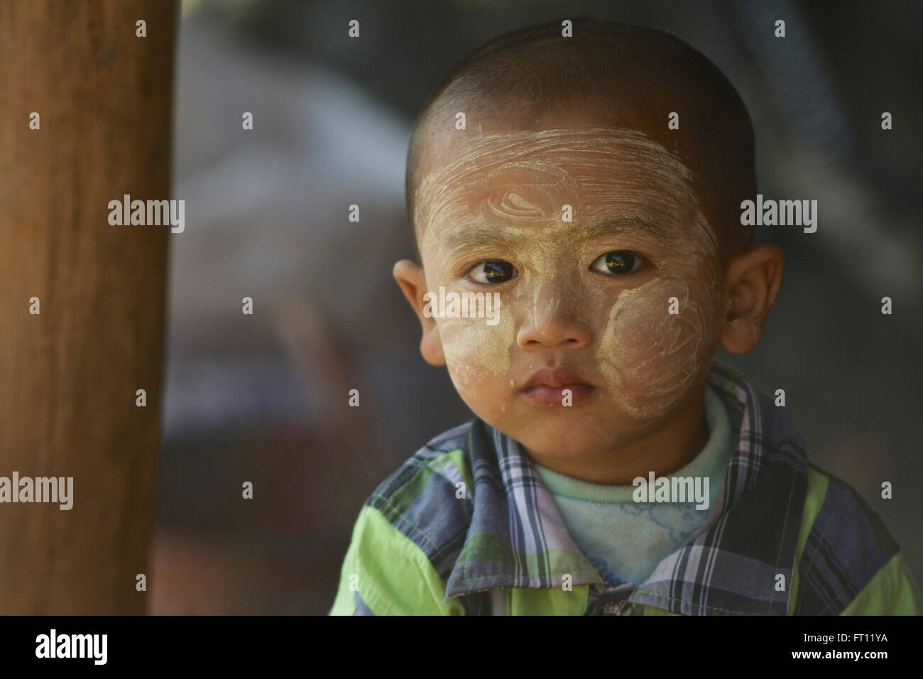 Kind mit Tanaka einfügen in seinem Gesicht auf einem Markt in der Nähe von Loikaw, Kayah-Staat, Karenni State in Myanmar, Myanmar, Asien Stockfoto