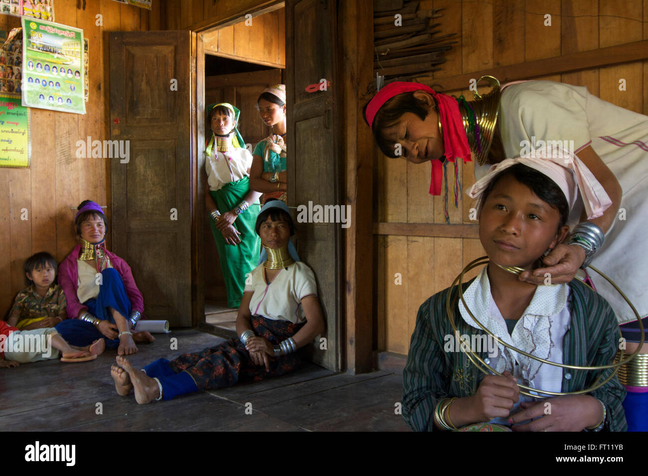 Longneck-Karen-Frauen tragen typische Halsketten, in der Nähe von dreizehn Jahre alten Schulmädchen bekommen eine Kette zum ersten Mal Padaung Frauen Loikaw, Kayah-Staat, Karenni State in Myanmar, Myanmar, Asien Stockfoto